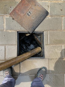 Associació d'arqueta i alliberament de canonada a Barcelona