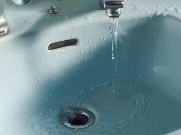 Desatascar fregadero: soluciones eficaces para eliminar atascos de forma rápida y segura